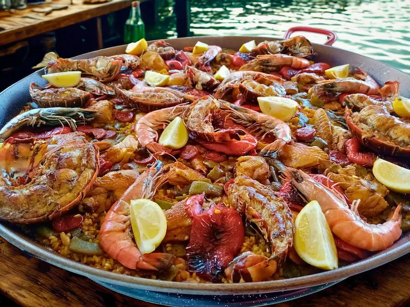 Paella aux fruits de mer et homard — livraison paella Sète