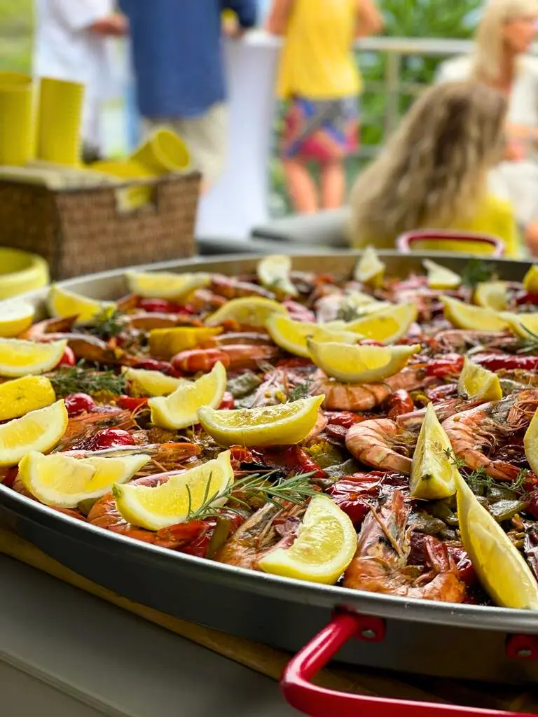 Paella géante aux crevettes servie en réception extérieure — Sabor Paella Montpellier