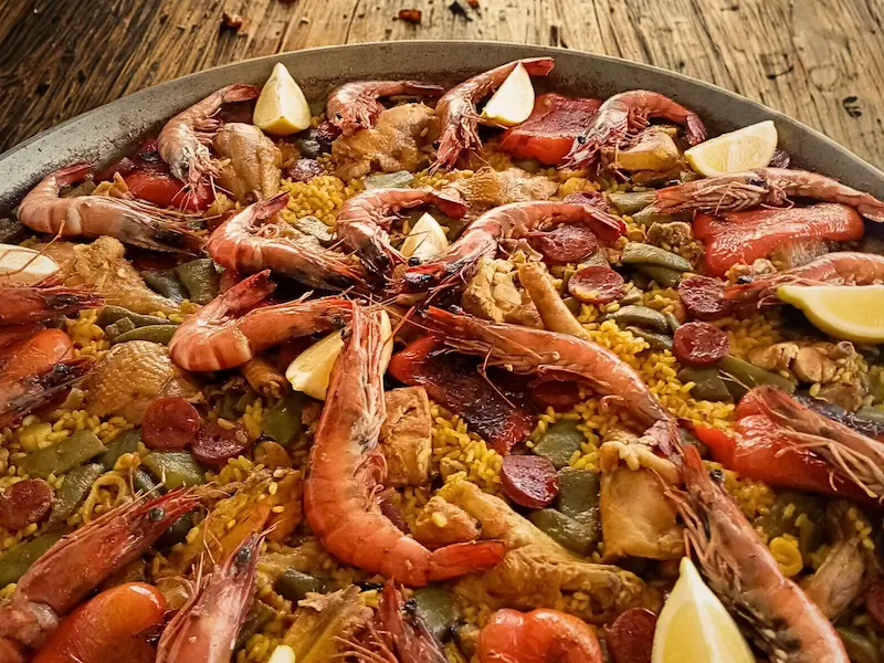 Paella mixte aux crevettes vue de près — livraison paella Lattes Montpellier